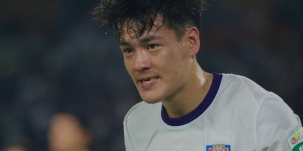 超级大乐透开奖结果-津门虎0-2负浙江遭遇失利，中卫王献钧拼抢中门牙遭撞击脱落